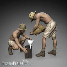 Royal Model RM1083 - German DAK soldiers battery maintenance