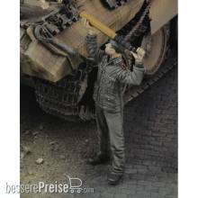 Royal Model RM1120 - German soldier loading ammo