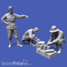 Royal Model RM1149 - Italian WWII soldiers in North Africa, loading 100/7 100mm artillery shells-3 figs