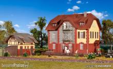 Kibri 39315 - Spur H0 Eisenbahner Wohnhaus mit Baugerüst und Nebengebäude