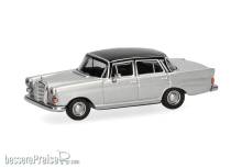 Herpa 430739-005 - Mercedes-Benz 200 Heckflosse silbermetallic, schwarz