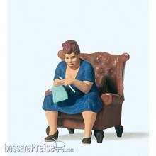 Preiser 45527 - Strickende Frau. Sessel