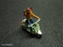 Schönwitz 50221 - Motorroller Roller mit LED Beleuchtung H0 - winkend