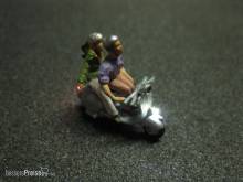 Schönwitz 50222 - Motorroller Roller mit LED Beleuchtung H0 - Pärchen