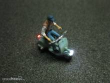 Schönwitz 50223 - Motorroller Roller mit LED Beleuchtung H0 - männlich