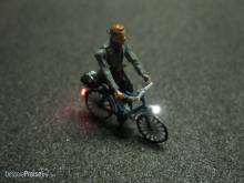 Schönwitz 50224 - Fahrrad mit LED Beleuchtung H0 - Fahrer mit Schal