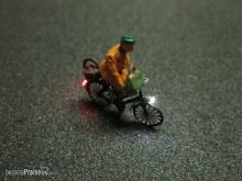 Schönwitz 50226 - Fahrrad mit LED Beleuchtung H0 - alte Frau