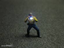 Schönwitz 50230 - Fotograf mit LED Blitz Beleuchtung H0 - junger Mann