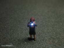 Schönwitz 51364 - Fotograf mit LED Blitz Beleuchtung N - alte Frau