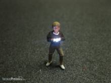 Schönwitz 51366 - Fotograf mit LED Blitz Beleuchtung N - junge Frau