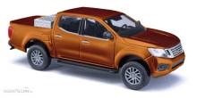 Busch 53720 - Nissan Navara, Goldmetallic mit Alukiste