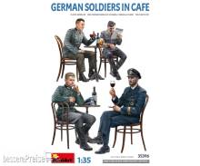 MiniArt 550035396 - 1:35 Fig. Dt. Soldaten im Café (4)