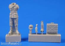 CMK 129-F48302 - German WWII Soldier with Grenade Case in 1:48