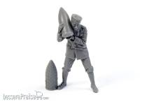 CMK 129-F35342 - German WWI Minenwerfer Crewmember Loading Shell in 1:35