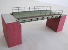 Hack Brücken 70700 - Blechträgerbrücke (K-Gleis) /Straßenbr. grün 13cm incl. 2 Widerlager in ziegelrot - Typ LT13