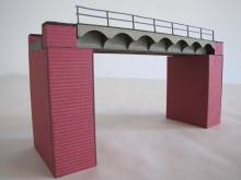 Hack Brücken 70750 - Blechträgerbrücke ( C-Gleis) 16,5cm grün incl. 2 Widerlager in ziegelrot - Typ LT16