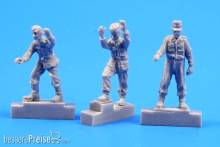 CMK 129-F72282 - German A4/V2 missile launch platform personnel,WW II (3 Figures) in 1:72
