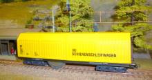Lux 9130 - H0-Schienen- und Oberleitungspolierwagen AC mit Faulhaber-Motor, Akkustation und Steuerelektronik SSF-09 Automatische Start- / Stopp- Funktion. Analog und digital einsetzbar.