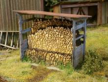 Model Scene 94506 - Unterstand mit Holzvorrat (bausatz)