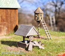 Model Scene 98535 - Rustikaler Brunnen und Taubenschlag – Bausatz (H0)