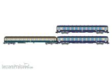Arnold HN4437 - 3-tlg. Set Reisezugwagen „D242 Paris – Berlin – Warszawa“, bestehend aus 1 x DB Am in blau-beiger Farbgebung und 2 x SNCF DEV AO B10, Ep. IV