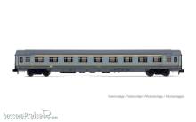Arnold HN4492 - FS, 2-tlg. Set UIC-Z1-Wagen, bestehend aus 1.-Klasse-Wagen in grau/gelber Farbgebung + 2.-Klasse-Wagen in „Bandiera“ Farbgebung, Ep. V