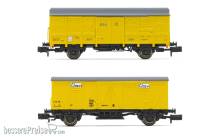 Arnold HN6517 - AZVI, 2-tlg. Set 2-achs. gedeckte Güterwagen, in gelber Lackierung, bestehend aus 1 x J2 Wagen und 1 x J3 Wagen, Ep. V-VI