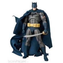 Medicom MEDI47295 - DC Comics MAFEX Actionfigur Batman Damage Ver, (Batman: Hush Ver,) 16 cm