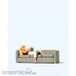 Preiser 28179 - Lesende auf Sofa