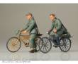 Tamiya 300035240 - 1:35 Diorama-Set Soldaten m.Fahrrad (2)