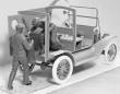 ICM 24018 - 1:24 American Gasoline Loaders (1910s)(2 figu