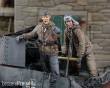 Royal Model RM675 - German tankers in winter dress loading ammo-2 fig.