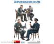 MiniArt 550035396 - 1:35 Fig. Dt. Soldaten im Café (4)