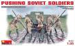 MiniArt 35137 - 1:35 Pushing Soviet Soldiers